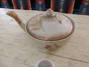 lot 582 image: Porcelin  Corel trinket dish- roses- marked arrows 68czr- miniature cup & vase