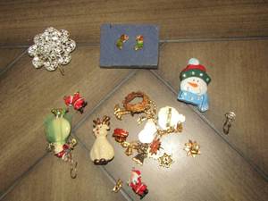 lot 748 image: Christmas SHIRT PINS AND EARRINGS