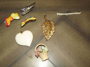 lot 750 image: HAIR PINS, SHIRT PINS