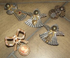 lot 752 image: ANGEL SHIRT PINS  QTY 4  AND 1 BOW NECKLACE PENDANT