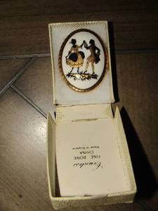 lot 754 image: COUNTESS FINE BONE CHINA SHIRT PIN - MADE IN ENGLAND