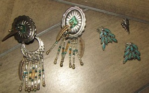 lot 742 image: PAIR OF DREAM CATCHER EARRINGS, PAIR OF TURQUISE EARRINGS, TURQUISE ARROW HEAD NECKLACE PENDANT