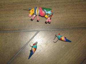 lot 733 image: COLORFUL COW SHIRT PIN, SET OF COLORFUL BIRD EARRINGS