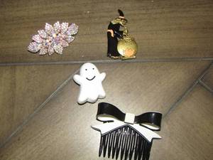 lot 734 image: GHOST AND A WITCH HAIR PIN, FLORAL HAIR PIN, BLACK AND WHITE BOW HAIR COMB