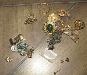 lot 724 image: SHIRT PINS, MISC. EARRINGS HOOP EARRINGS, STUDS AND MORE