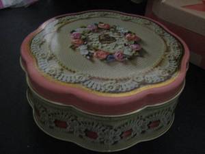 lot 854 image: AVON SWEET SENTIMENTS VALENTINE CANDY IN COLLECTORS TIN
