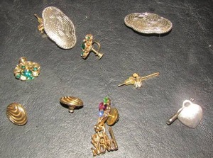 lot 758 image: EARRINGS AND SHIRT PINS
