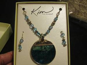 lot 765 image: KIM ROGERS BLUE NECKLAVE AND EARRING GIFT SET