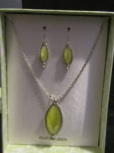 lot 872 image: YELLOW ABALONE NECKLACE AND MATCHING EARRINGS GIFT SET