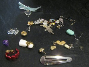 lot 856 image: MISC. JEWELRY - VARIOUS SINGLE EARRINGS , CLIP, PIERCE BAR