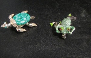 lot 771 image: FROG SHIRT PIN AND A TURTLE SHIRT PIN TURQUISE IN COLOR