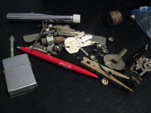 lot 812 image: MISC. LOT - ZIPPO LIGHTER, SEWING MACHINE FEETPARTS &  KEYS, PLUS