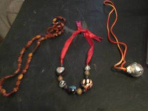 lot 870 image: 3 NECKLACES WITH BEADS