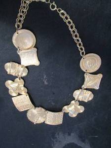 lot 886 image: GOLD NECKLACE