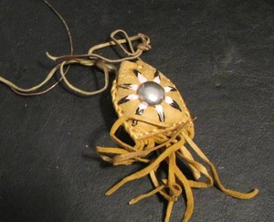 lot 844 image: NATIVE AMERICAN  HANDMADE LEATHER MEDICINE BAG SMALL