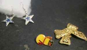 lot 779 image: Dallas COWBOY EARRINGS NFL P 2010,  2 PINS - GOLD BOW & SNOWMAN