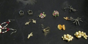 lot 783 image: 7 PAIR OF EARRINGS