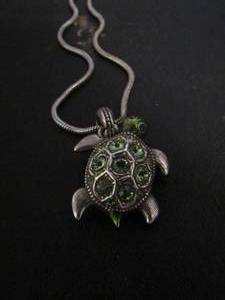 lot 785 image: MINI TURTLE CHARM ON  A SILVER CHAIN EXTRA LONG