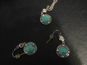 lot 786 image: TURQUISE NECKLACE WITH MATCHING EARRINGS