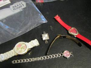 lot 795 image: WOMENS WATCHES SOME NEED REPAIRS