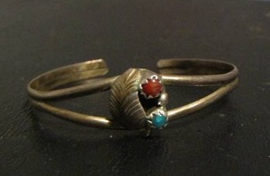 lot 805 image: SMALL CHILDS BRACELET WITH TURQUOISE