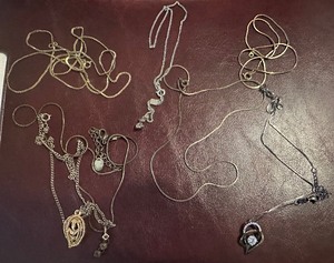 lot 885 image: NECKLACES - HALLMARK BEAR, GOLD DROP, AND GOLD CHAINS