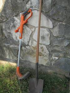 lot 717 image: Shovel  & WORX WEEDEATEER ( NO BATTERY)