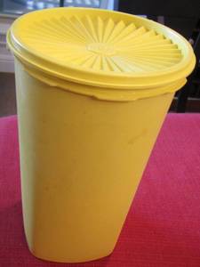 lot 700 image: Vintage Tupperware Servalier Tall Canister 1222-4 Yellow   W LID