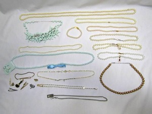 lot 43 image: Assorted fashion necklaces, tie clips, and chain cuff links