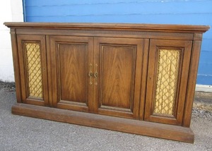 lot 3 image: Magnavox Home Stereo console with LP45 record player, 8-track cassette player and AMFM radio