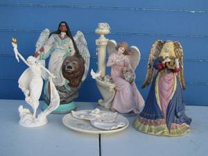 lot 17 image: 4 Angel figurines and angel decorative plate