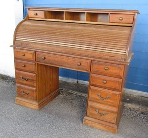 lot 20 image: Solid Oak Roll-top secretary desk, has minor damage on top right corner