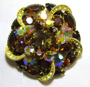 lot 34 image: Vintage Aurora Borealis glass brooch