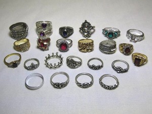 lot 85 image: Assorted fashion rings, various sizes