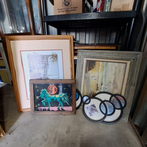 lot 23 image: Assorted picture frames