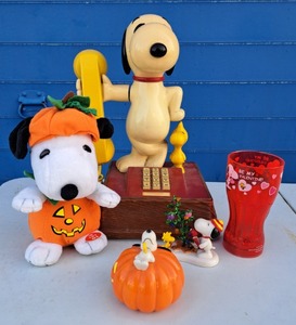 lot 55 image: Vintage Peanuts Snoopy telephone, Christmas, Valentines, and Halloween Snoopy memorabilia