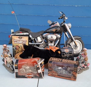 lot 57 image: Assorted Harley Davidson and biker memorabilia, including remote-control Harley Davidson motorcycle toy, Harley Davidson model motorcycles, figurines, and more