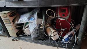 lot 58 image: Assorted homekitchen appliances including Keurig coffee maker and more