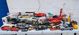 lot 62 image: Assorted die cast cars, including Ford Mustang Pace car, Ferrari 250 Le Mans model, GMC Hummer model, Ford F350 model, and more