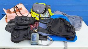 lot 69 image: Assorted bags, including Igloo, Arctic zone and leather purse