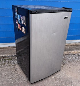 lot 70 image: Magic Chef model HMBR350SE mini refrigerator with refrigerator magnets
