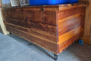 lot 72 image: Cedar chest, has broken hinge, some scratches on lid