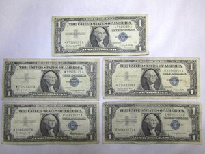 lot 106 image: Vintage one dollar silver certificate bills, 5 total