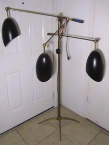 lot 109 image: Solid brass three tear drop floor lamp (One lamp arm needs repaired)