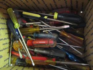 lot 85 image: Large lot of screw drivers