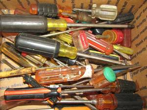 lot 86 image: Large lot of screw drivers