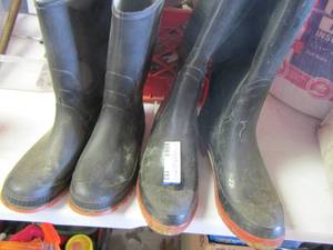 lot 153 image: Men & women rubber rain boots size 9 for both pairs