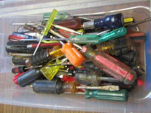 lot 164 image: Tub of screw drivers