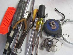 lot 195 image: Scrappers- screw drivers- measuring tapes- clamps