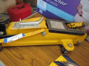 lot 211 image: Hydraulic floor jack